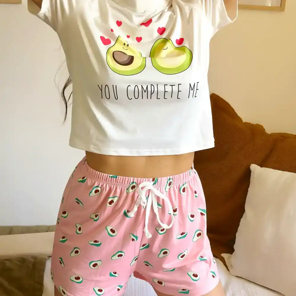 Mujer vestiendo un pijama de con estampado de paltas kawaii