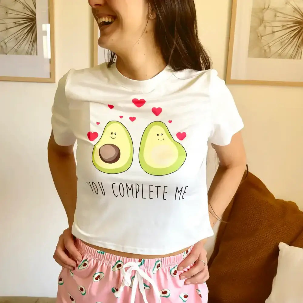 Mujer vestiendo un pijama de con estampado de paltas kawaii