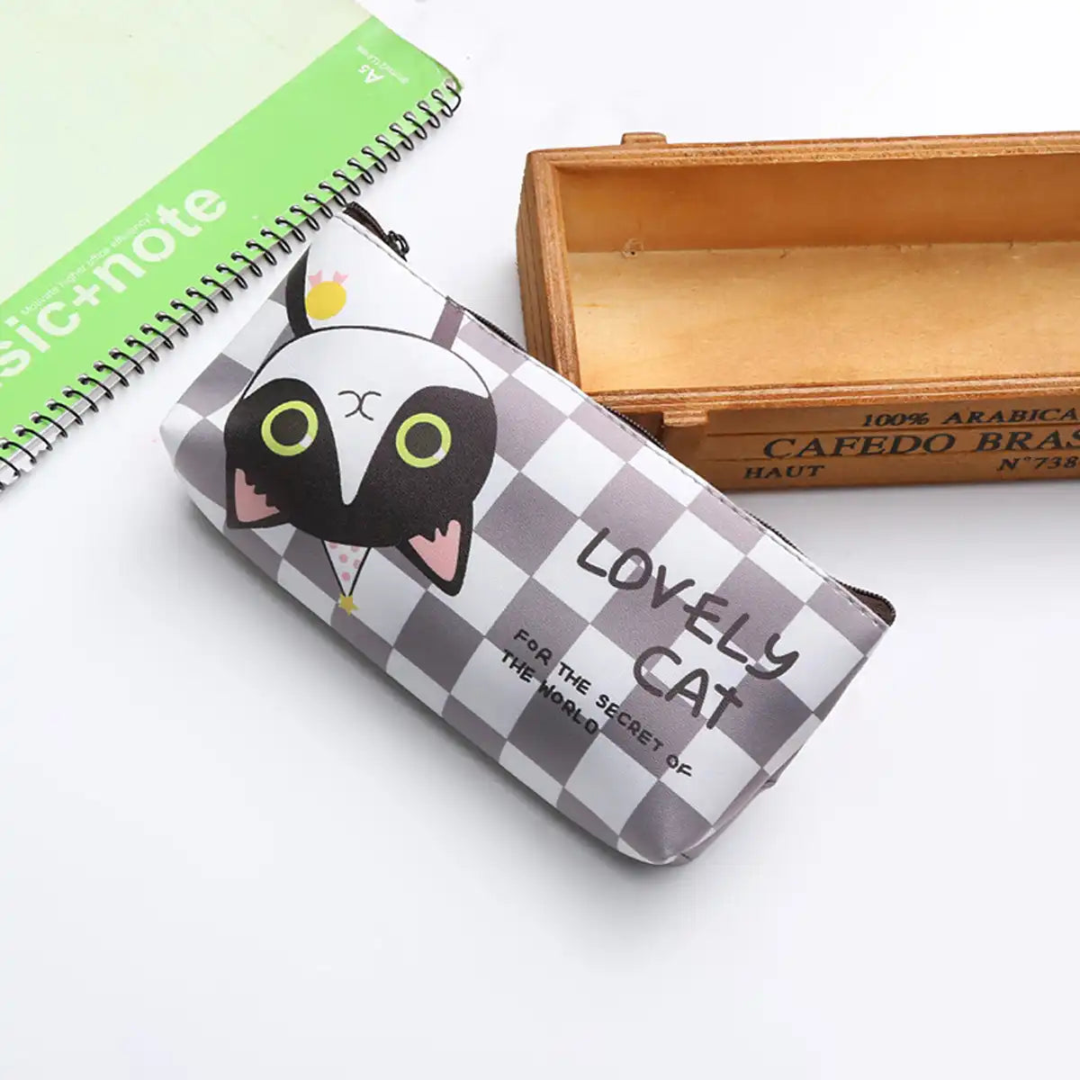 Estuche de lápices con diseño de gatito y frase lovely cat for the secret of the world