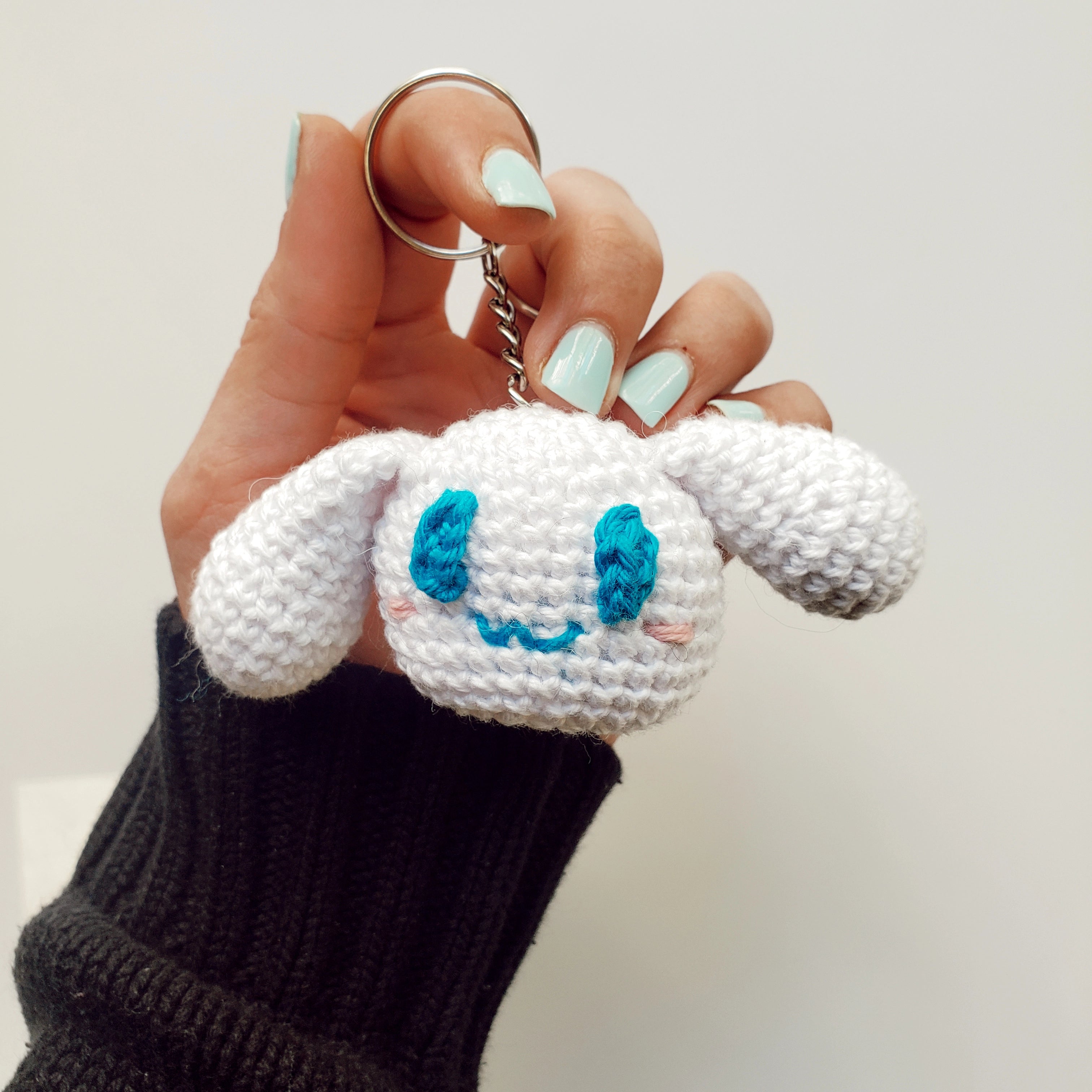 Llavero amigurumi Cinnamoroll hecho a mano por artesano chileno, con orejas largas y carita bordada.