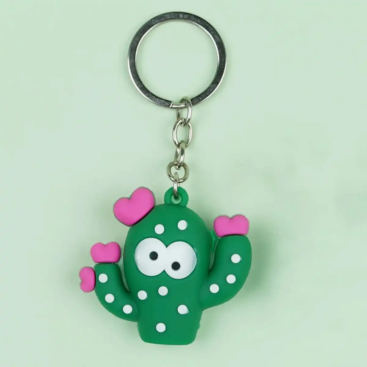 Llavero de cactus kawaii sobre un fondo verde