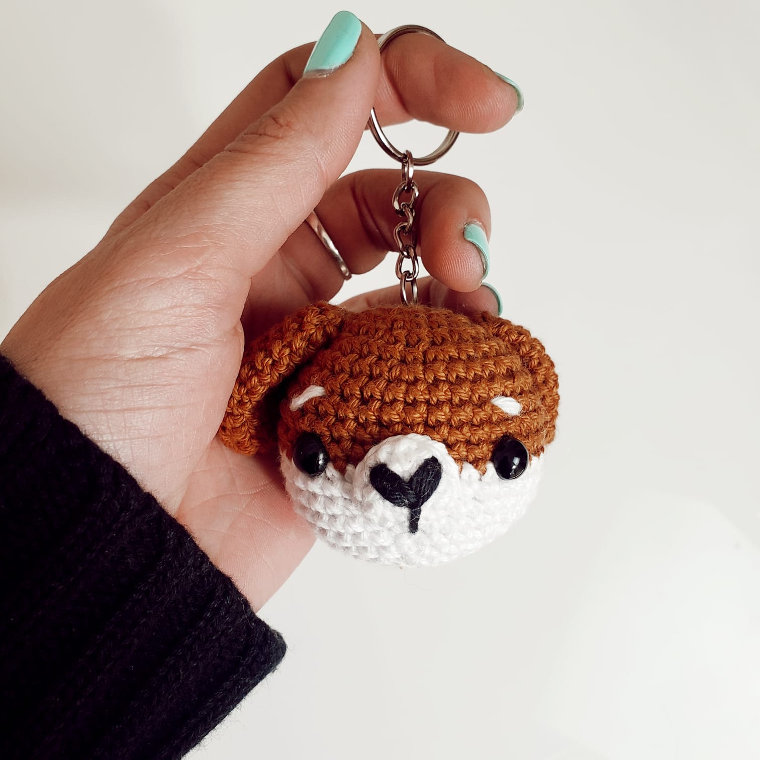 Llavero Perrito Amigurumi en la mano de una mujer