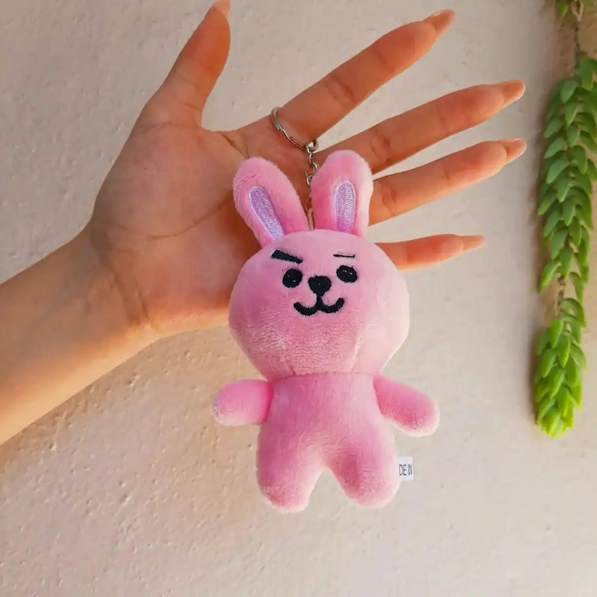 Llavero de peluche Cooky BT21 colgado en la mano de una mujer