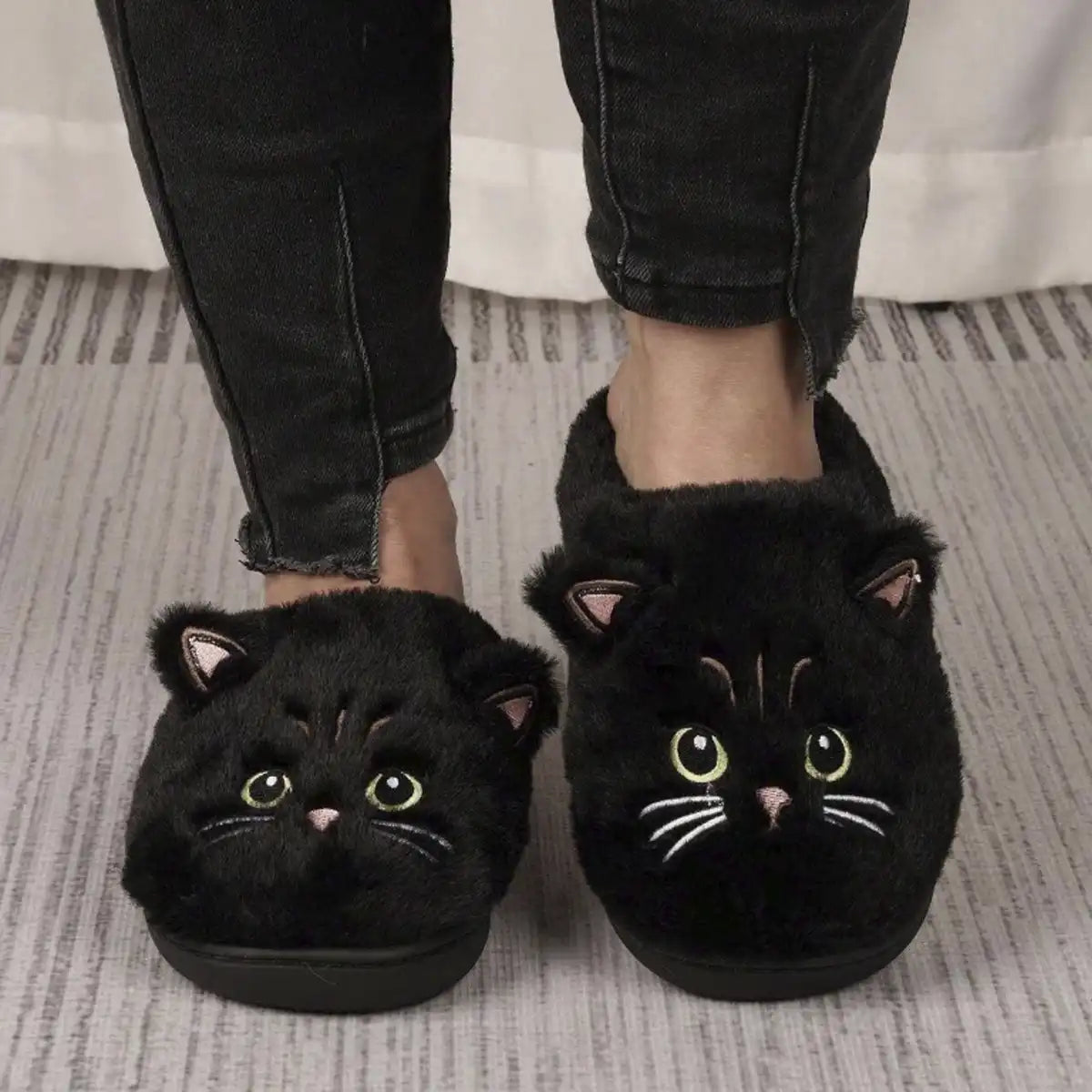 Pantufla Negra Con Bordado de Gato Kawaii