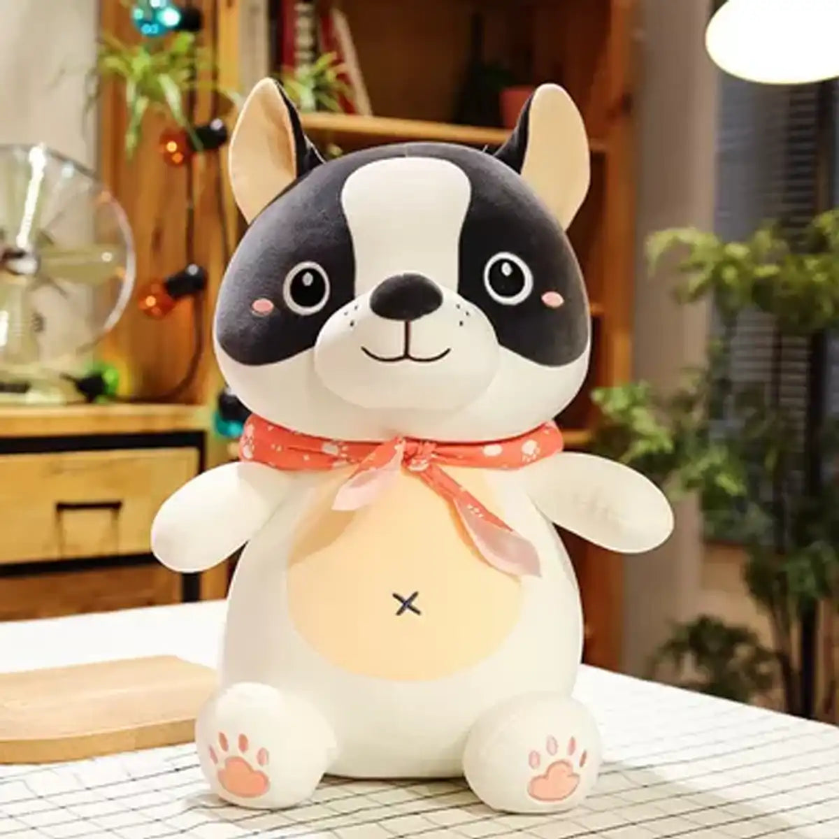 Peluche Perro Kawaii Shiba color blanco y negro con Bufada roja en una habitación